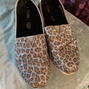 Toms leopard slip on shoes 9 med